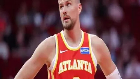 “传奇对决在即！萨拉赫社交媒体曝光与杰拉德战前同框照”